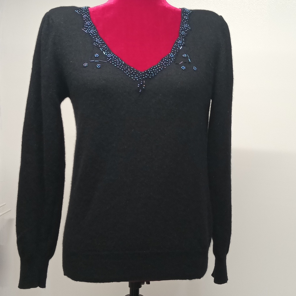 Cassidy| Beaded Black top womens sz large Knit V-Neck sweater 70% lambs wool Vtg